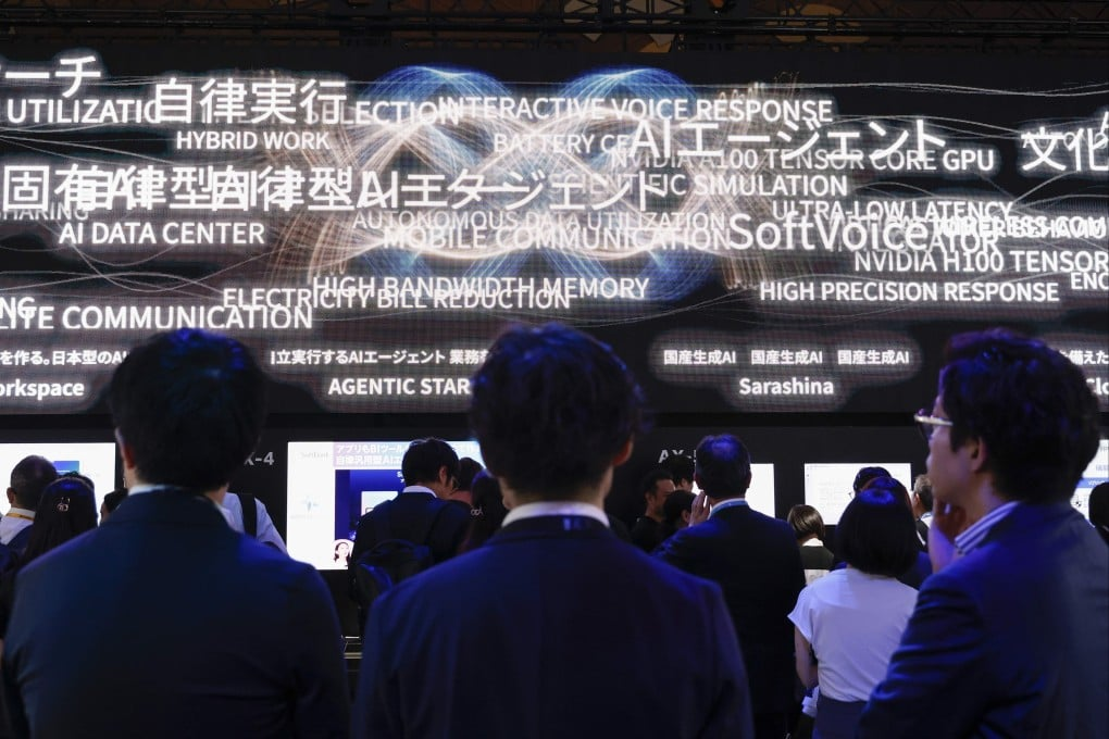 일본 AI 전시회에서 관람객들이 일본어·영어 AI 키워드가 흐르는 대형 LED 스크린을 뒤에서 바라보고 있는 모습