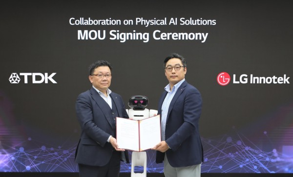 LG이노텍과 TDK의 피지컬 AI 협력 MOU 체결식 현장, 배경에 양사 로고와 로봇 모형이 놓인 무대