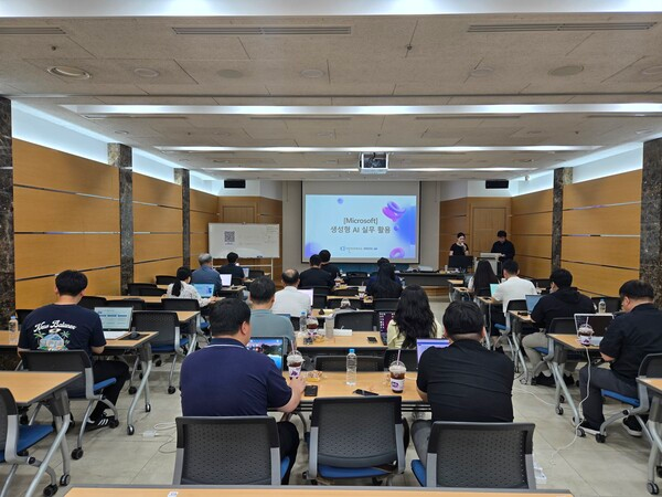 구미상공회의소 1층 중회의실에서 지역 기업 임직원들이 노트북을 펼친 채 '생성형 AI 실무 활용' 강의 화면을 바라보고 있는 교육 현장