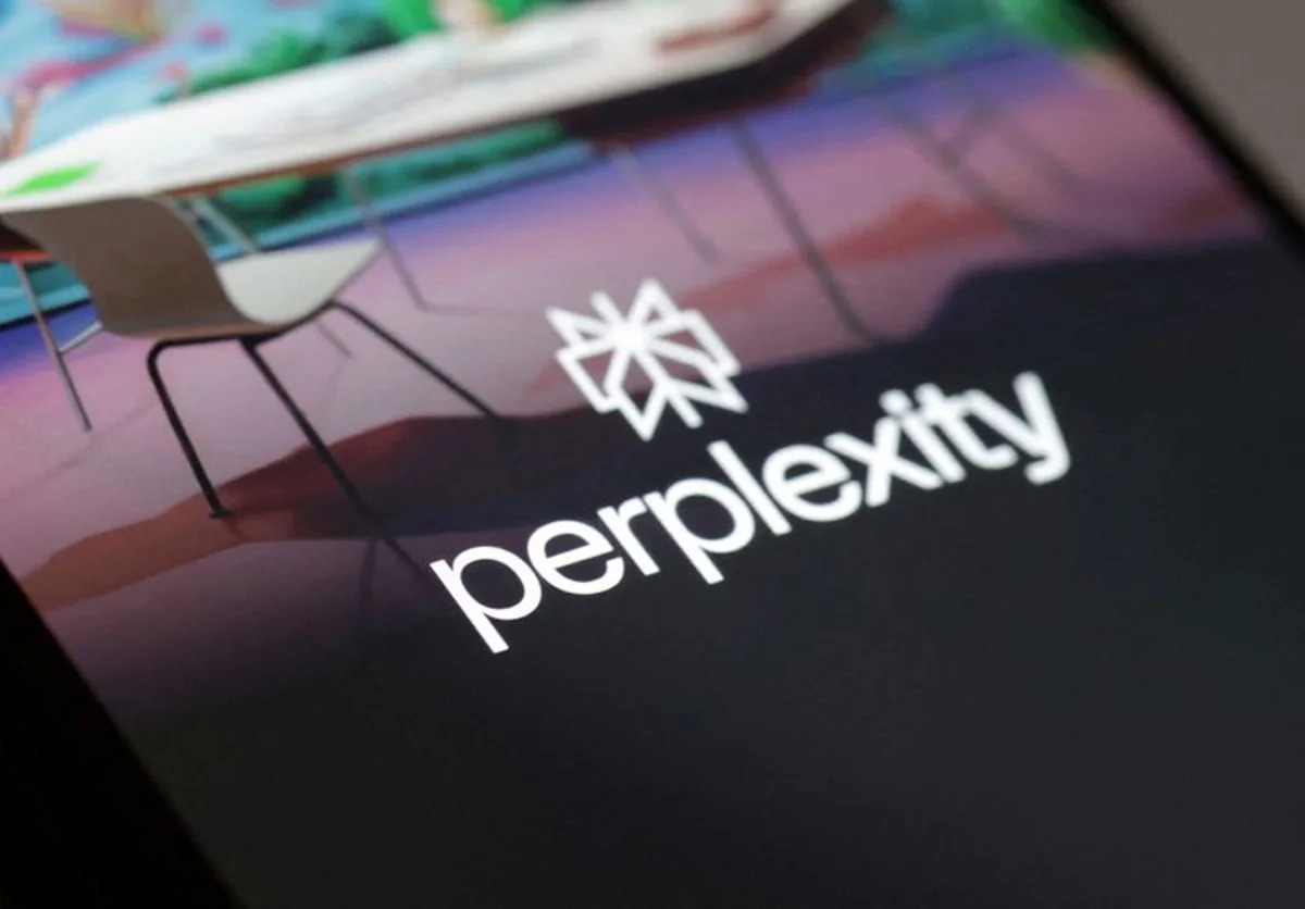 스마트폰 화면에 표시된 AI 검색 서비스 퍼플렉시티(Perplexity) 로고 클로즈업