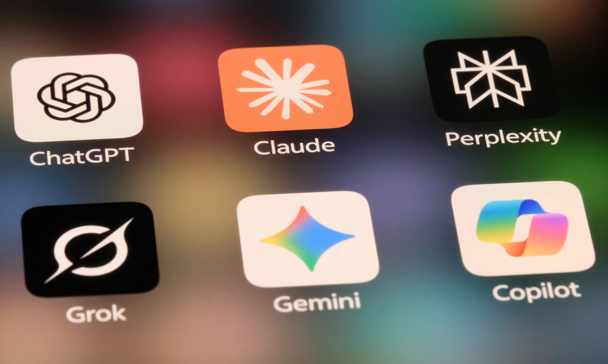 ChatGPT·Claude·Perplexity·Grok·Gemini·Copilot 등 주요 AI 챗봇 앱 아이콘이 나란히 놓인 화면