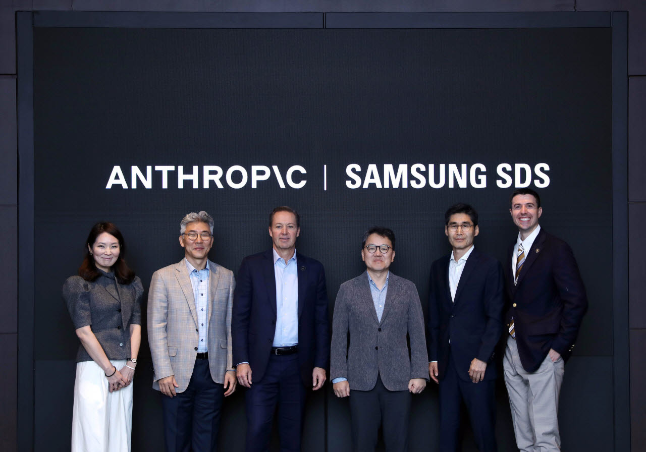 ANTHROPIC | SAMSUNG SDS 로고가 걸린 벽 앞에 선 양사 관계자 단체 사진