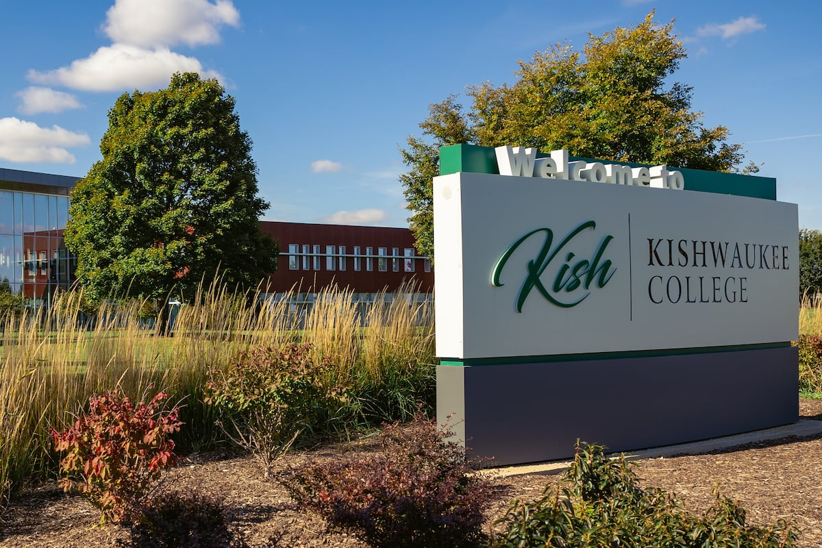 미국 일리노이주 키쉬워키 칼리지(Kishwaukee College) 캠퍼스 입구의 'Welcome to Kish' 안내 표지석과 뒤편 교사 건물