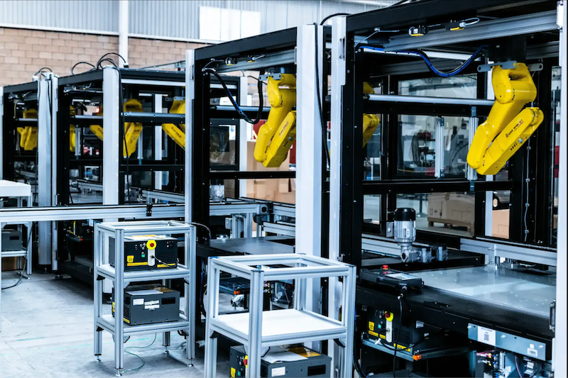 Bright Machines 자동화 셀에 배치된 노란색 산업용 로봇 팔 라인 (출처: Robotics & Automation News)